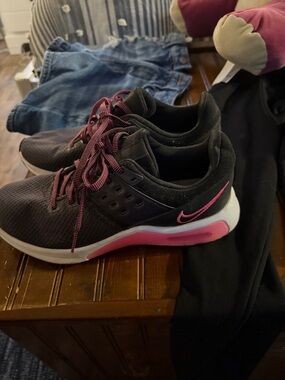 Nike Women's Black & Pink Athletic Running Shoes